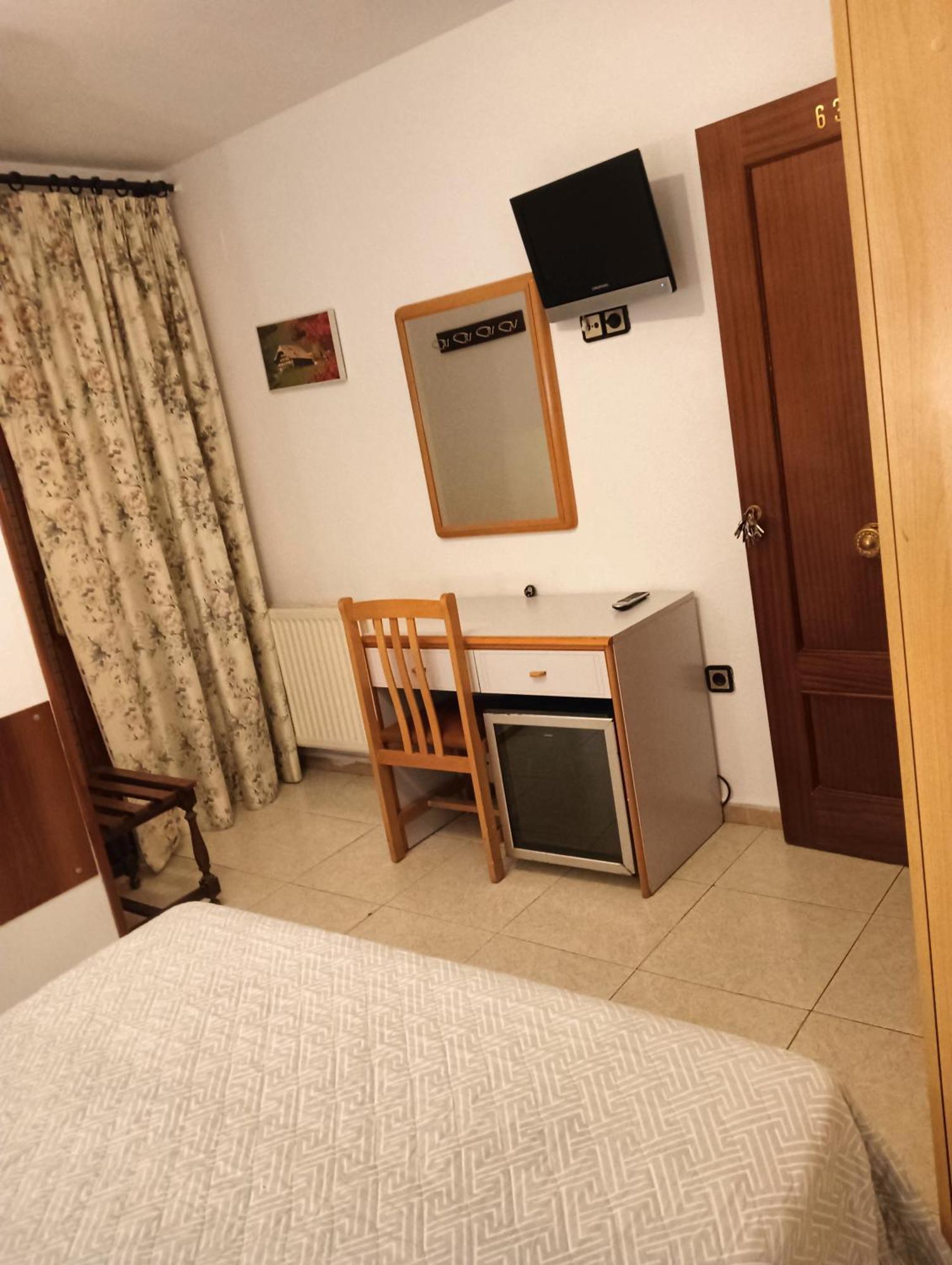 Hostal Lizana 2 Huesca Buitenkant foto