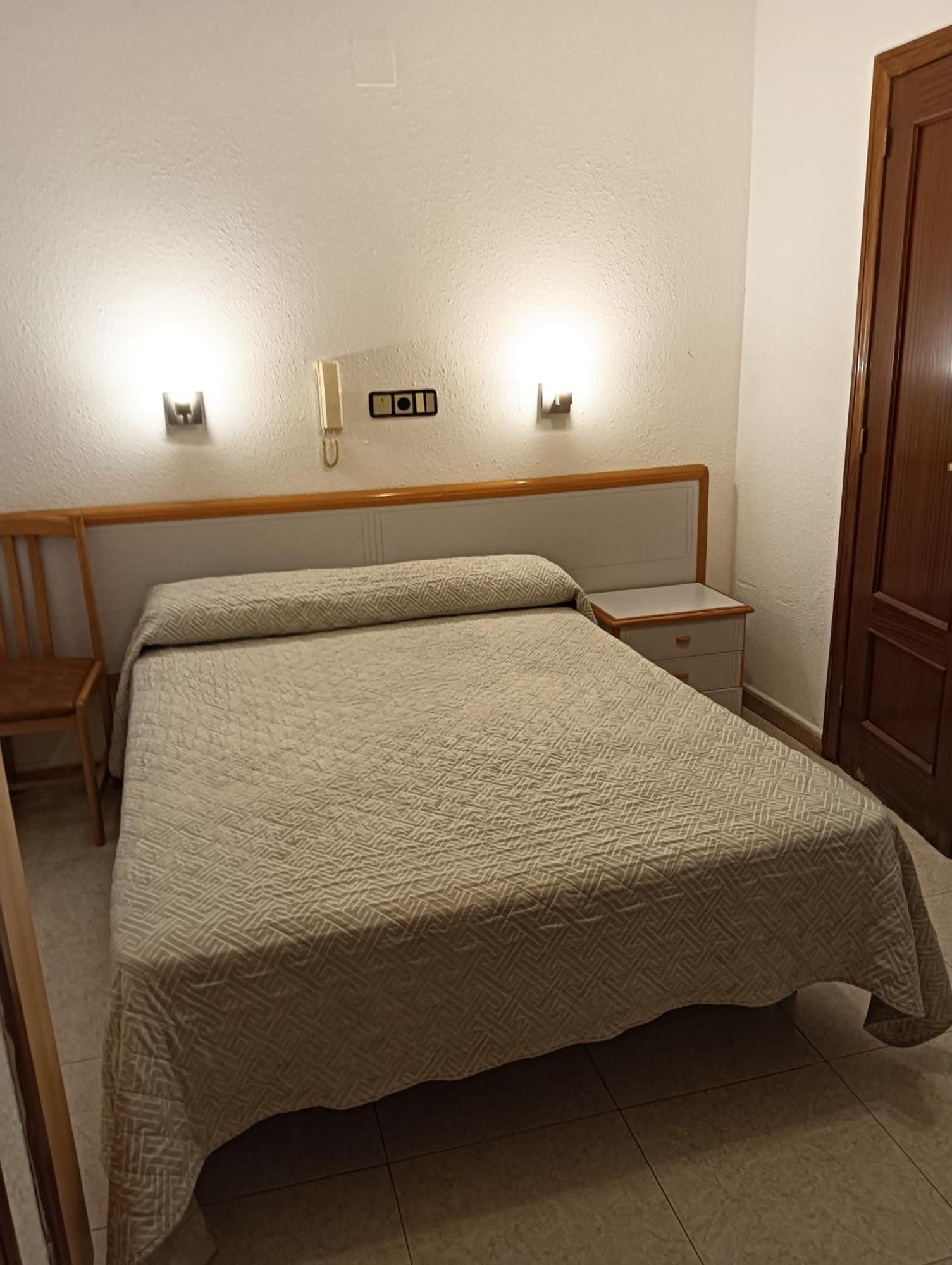 Hostal Lizana 2 Huesca Buitenkant foto