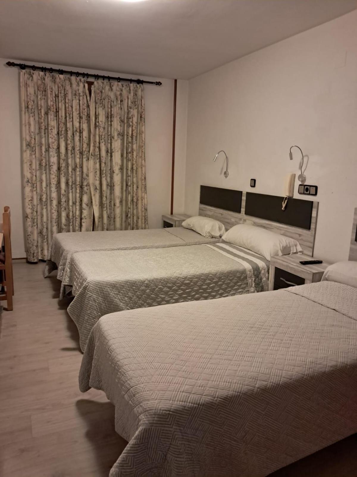 Hostal Lizana 2 Huesca Buitenkant foto