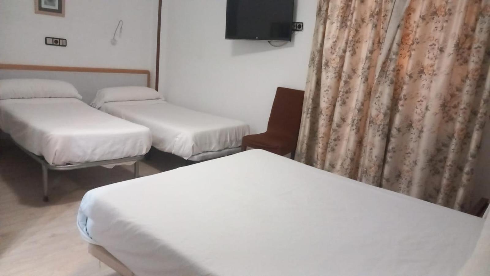 Hostal Lizana 2 Huesca Buitenkant foto